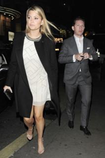Holly Valance feet photo thumbnail