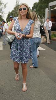 Holly Valance feet photo thumbnail