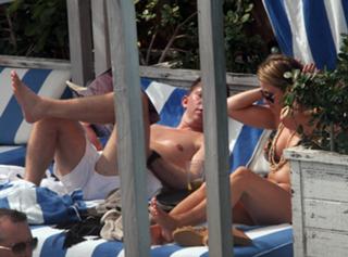 Holly Valance feet photo thumbnail