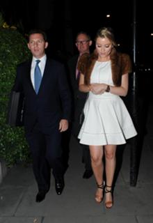 Holly Valance feet photo thumbnail