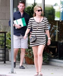 Holly Valance feet photo thumbnail