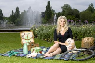 Holly Willoughby feet photo thumbnail