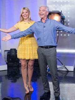 Holly Willoughby feet photo thumbnail