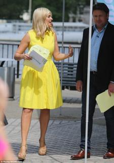 Holly Willoughby feet photo thumbnail