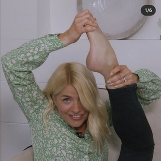 Holly Willoughby feet photo thumbnail