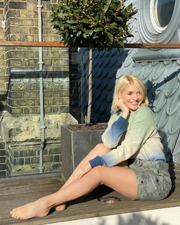 Holly Willoughby feet photo thumbnail