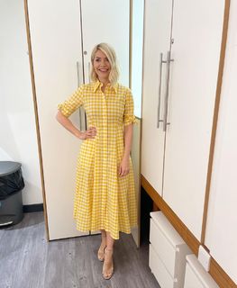 Holly Willoughby feet photo thumbnail