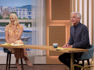 Holly Willoughby feet photo thumbnail