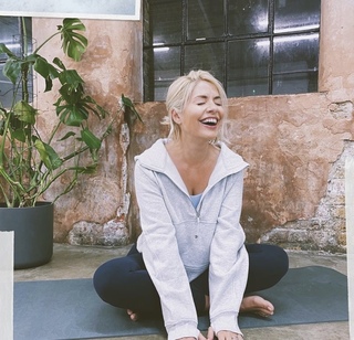 Holly Willoughby feet photo thumbnail