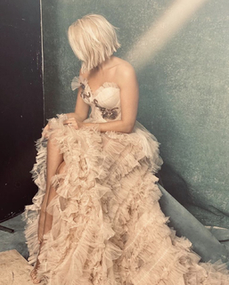 Holly Willoughby feet photo thumbnail