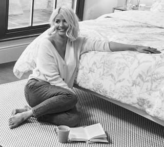 Holly Willoughby feet photo thumbnail