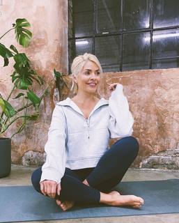 Holly Willoughby feet photo thumbnail