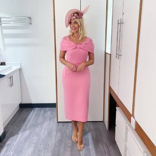 Holly Willoughby feet photo thumbnail