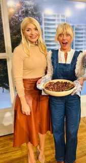 Holly Willoughby feet photo thumbnail