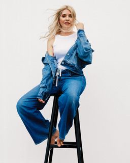 Holly Willoughby feet photo 3