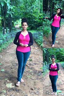 Honey Rose feet photo thumbnail