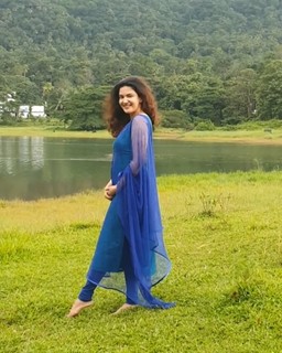 Honey Rose feet photo thumbnail