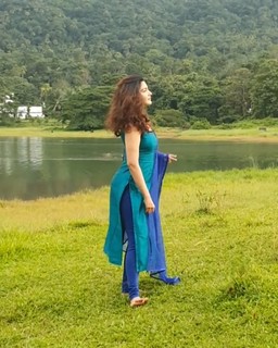 Honey Rose feet photo thumbnail