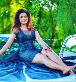 Honey Rose feet photo thumbnail