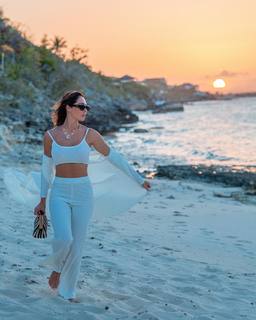 Hope Beel feet photo 20
