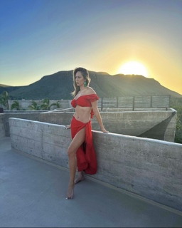 Hope Beel feet photo 1