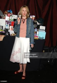 Hope Davis feet photo thumbnail
