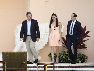 Hope Hicks feet photo thumbnail