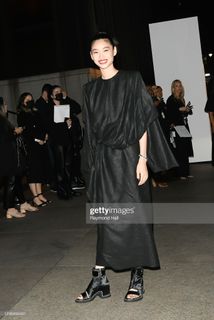 Hoyeon feet photo thumbnail