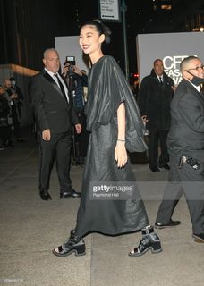 Hoyeon feet photo thumbnail