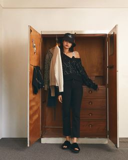 Hoyeon feet photo thumbnail