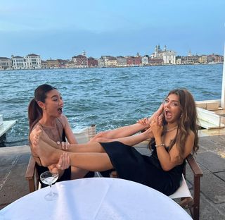 Hoyeon feet photo thumbnail