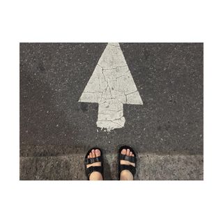 Hoyeon feet photo thumbnail