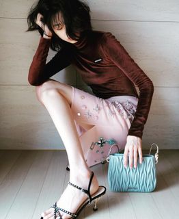 Hoyeon feet photo thumbnail