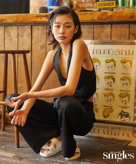 Hoyeon feet photo thumbnail