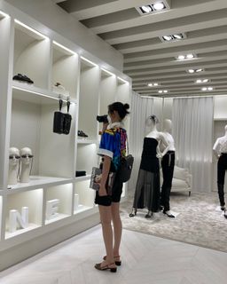 Hoyeon feet photo thumbnail