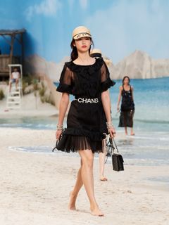 Hoyeon feet photo thumbnail