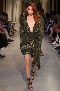 Hoyeon feet photo thumbnail