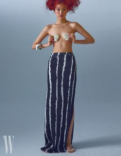 Hoyeon feet photo thumbnail