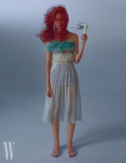 Hoyeon feet photo thumbnail