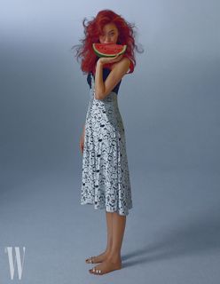 Hoyeon feet photo thumbnail