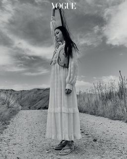 Hoyeon feet photo thumbnail