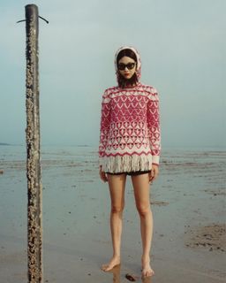 Hoyeon feet photo thumbnail