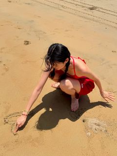 Hoyeon feet photo thumbnail