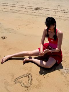 Hoyeon feet photo thumbnail