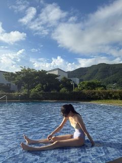 Hoyeon feet photo thumbnail