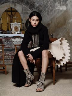 Hoyeon feet photo thumbnail