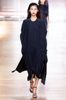 Hoyeon feet photo thumbnail