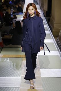 Hoyeon feet photo thumbnail