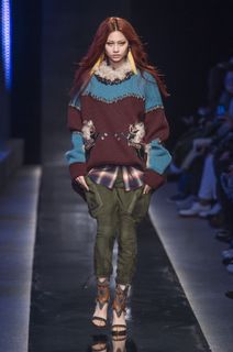 Hoyeon feet photo thumbnail