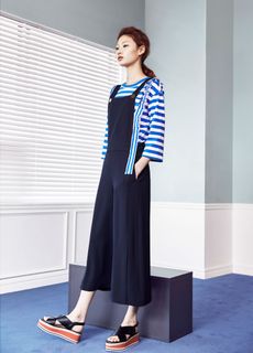 Hoyeon feet photo thumbnail